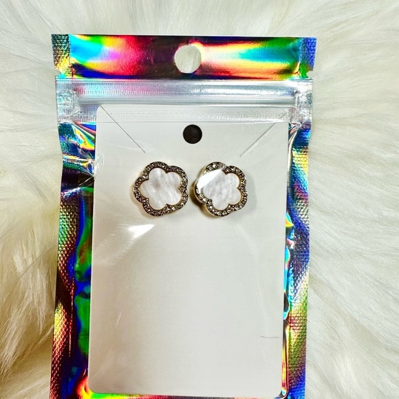 None Jewelry - Elegant Silver Flower Earrings